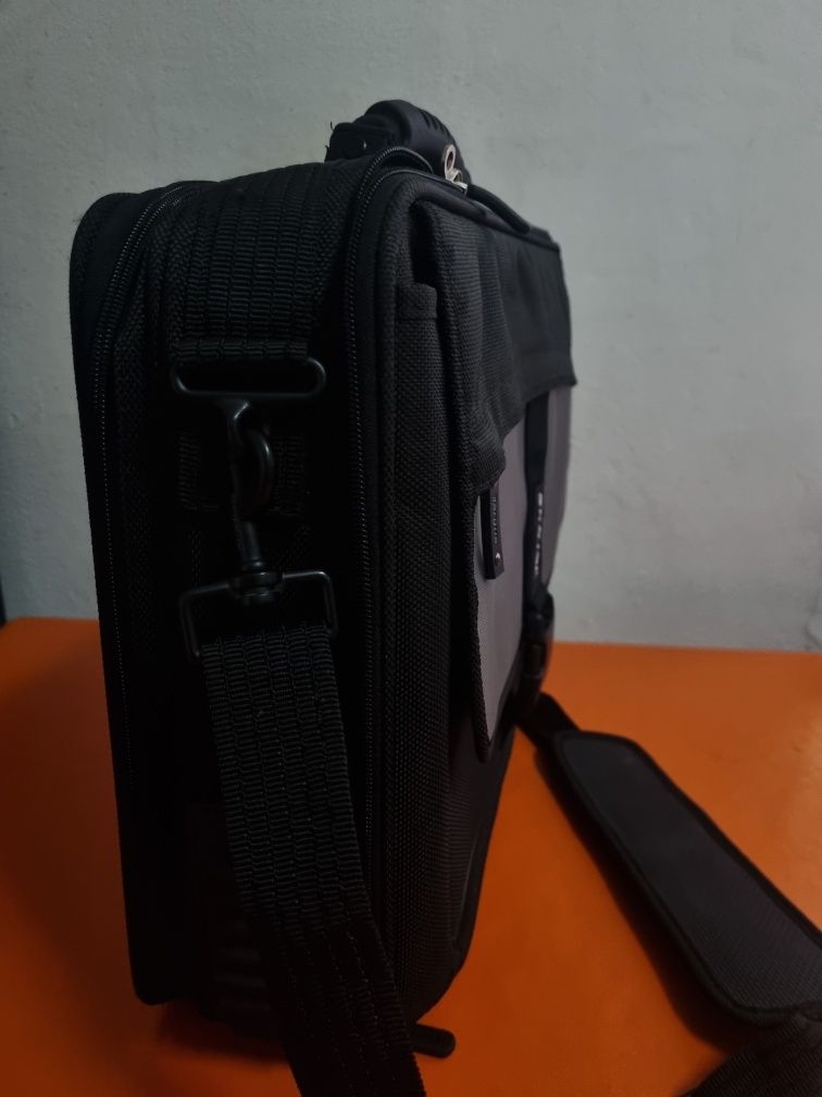 Geanta laptop 17 inch NOUĂ