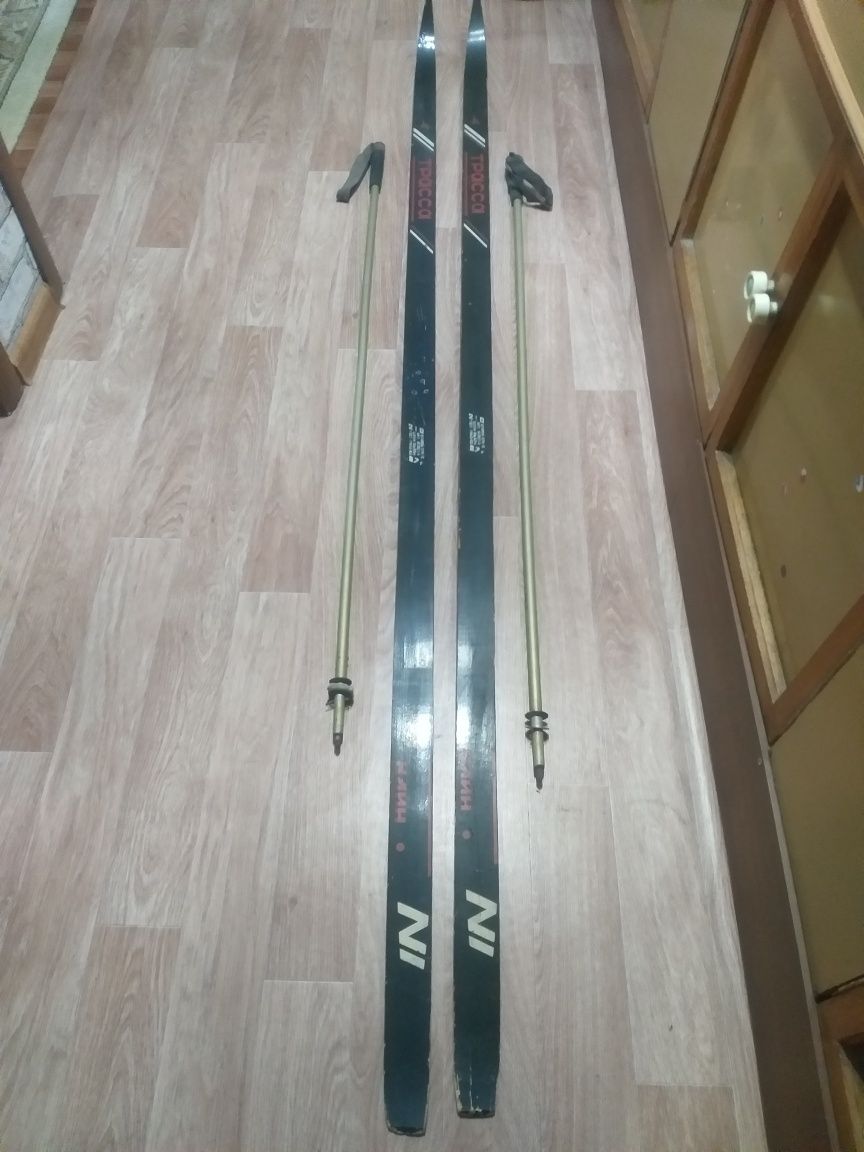 Лыжи СССР с палками лыжным.