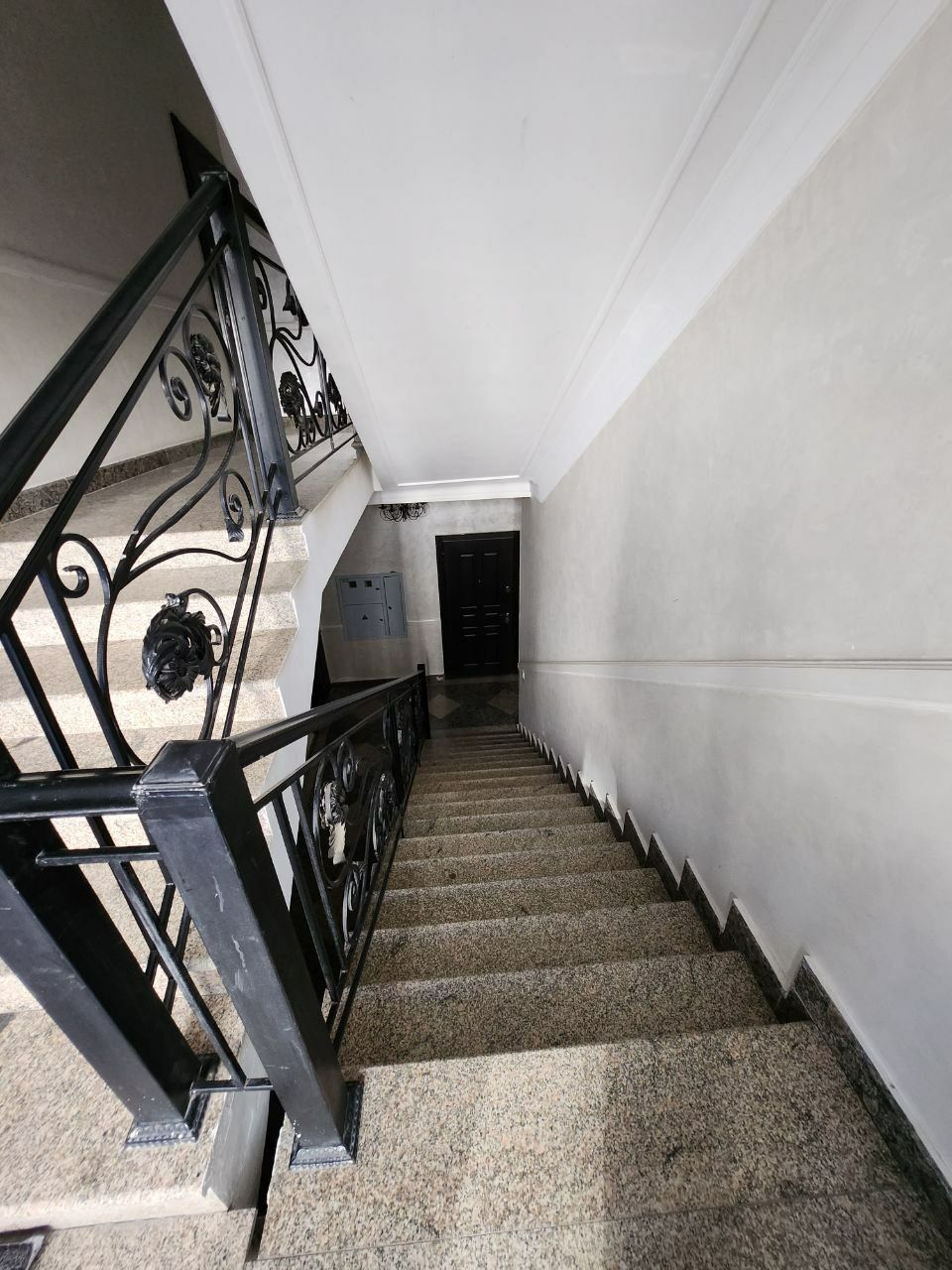 175 kvadratli kvartira sotiladi srochna