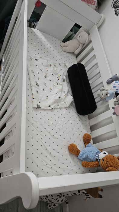 Pătuț și comodă pentru înfășat bebeluși