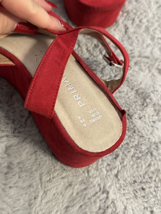 Sandale roșii.