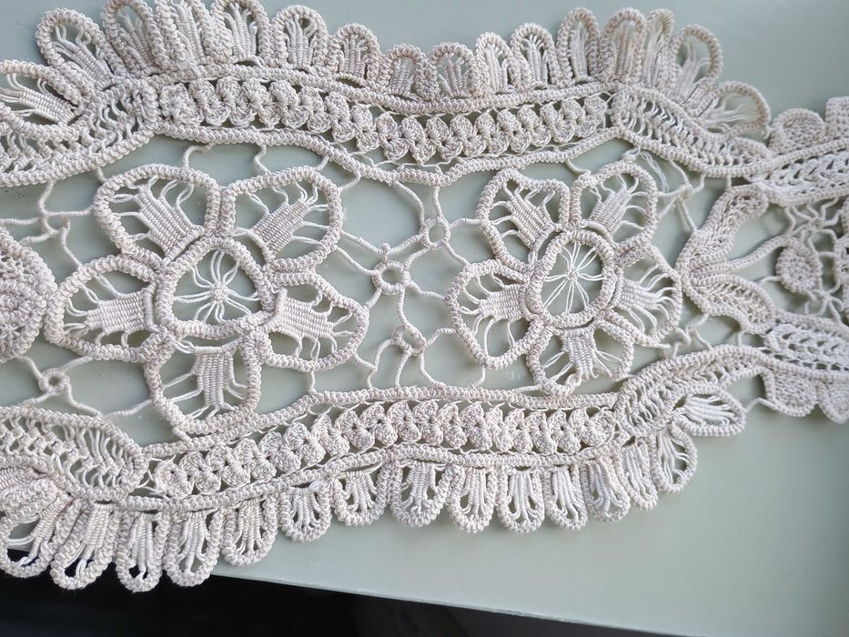 Fata de masa mileu floral macrame alb bej vintage retro