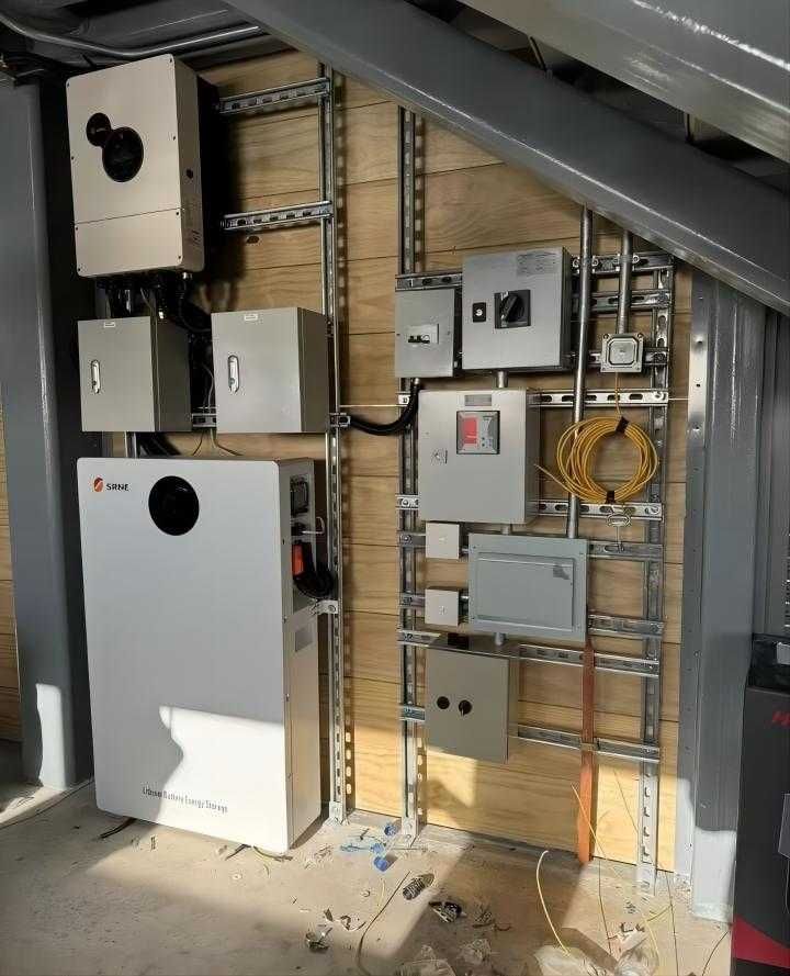 Хибриден соларен инвертор 12 000 W IP65 мостра