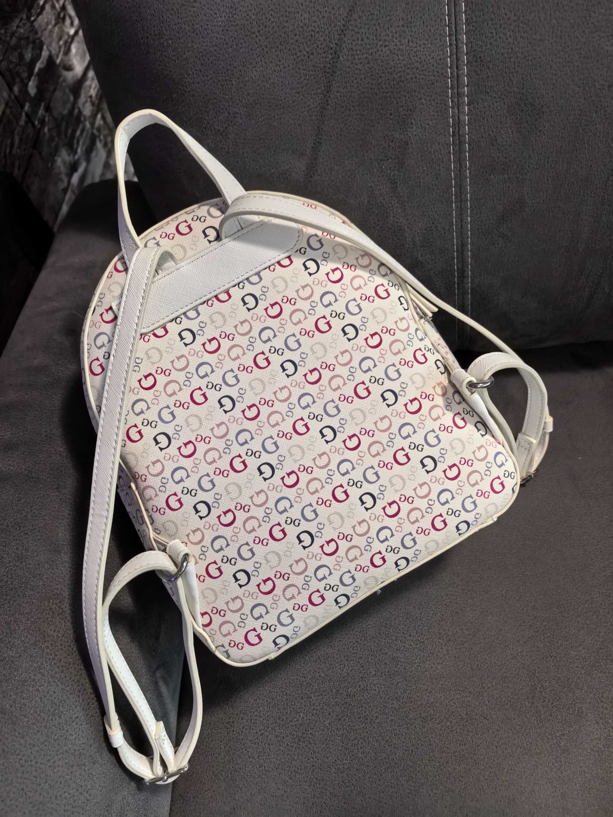 Чисто нова раница Guess