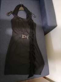 Стилна черна рокля с къдрички, размер М с лека еластичност