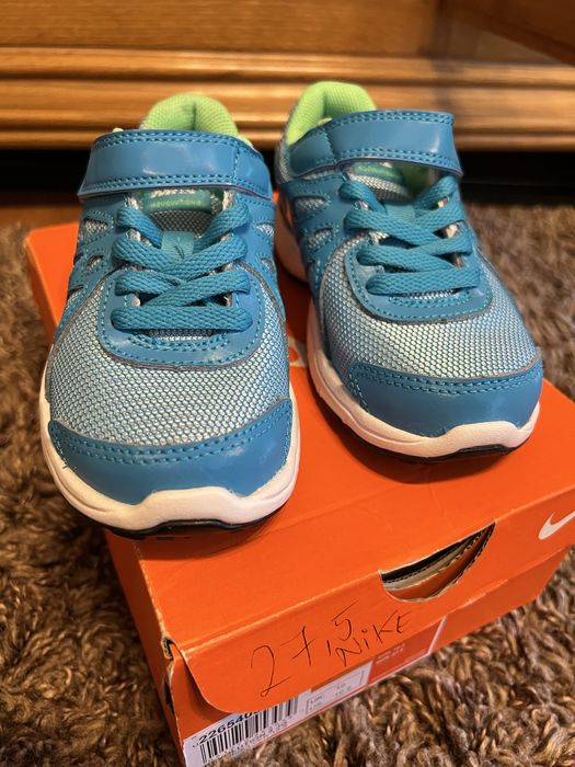 Vand adidasi Nike