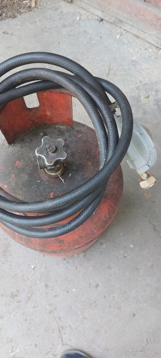 Срочно продам 27л 10 кг резьбовой Вентильный  хорошо состояние 
пустой