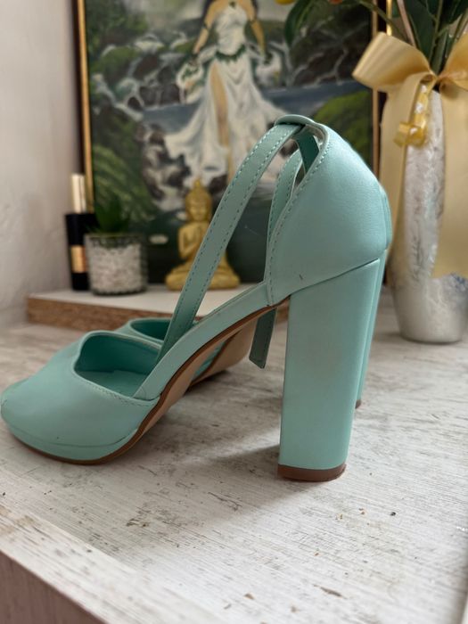 Тюркоазени отворени токчета