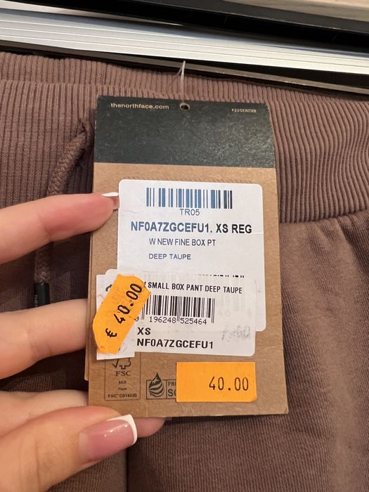 Pantaloni trening The North Face cu eticheta