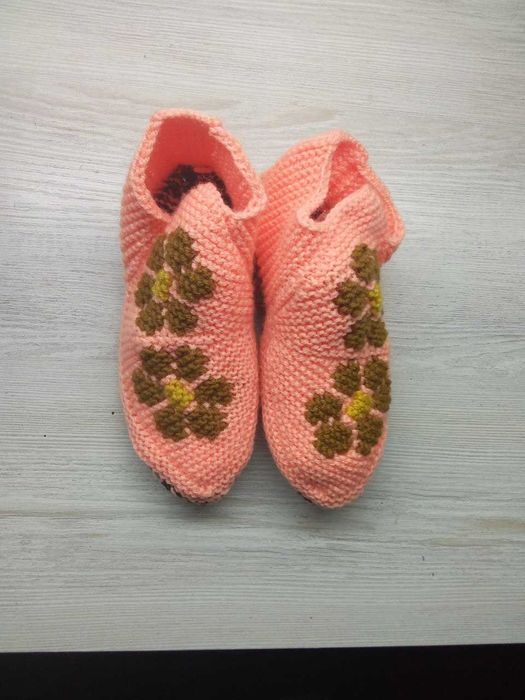 Тапочки вязанные, тёплые.