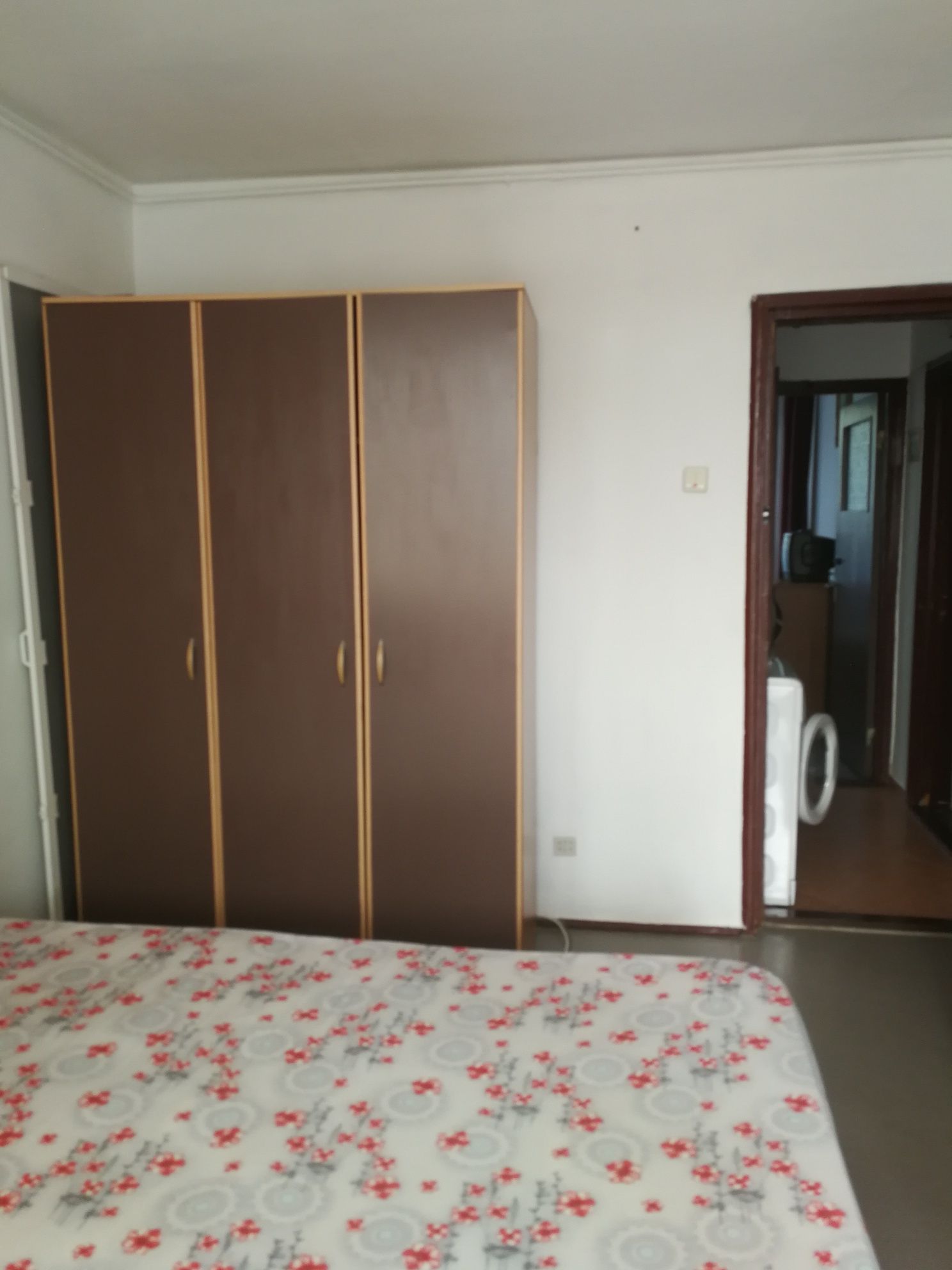 Vanzare apartament 3 camere+boxa la subsol in Drumul Taberei