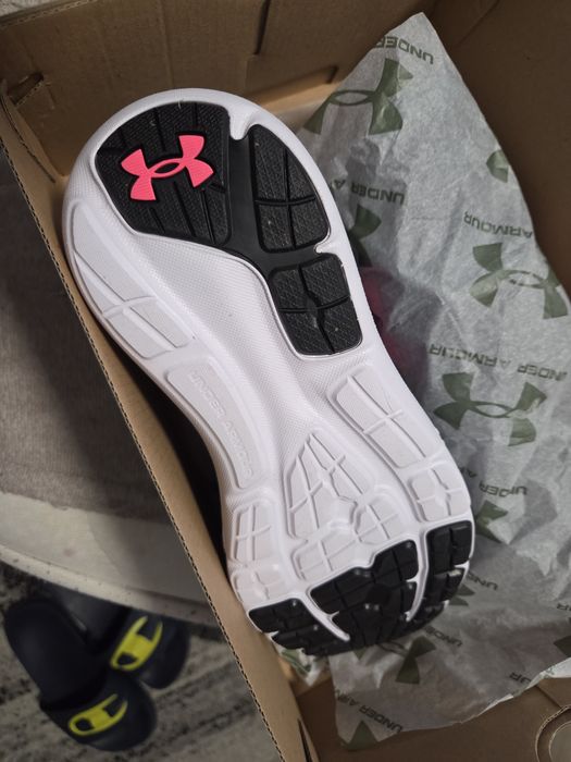Under Armor dama