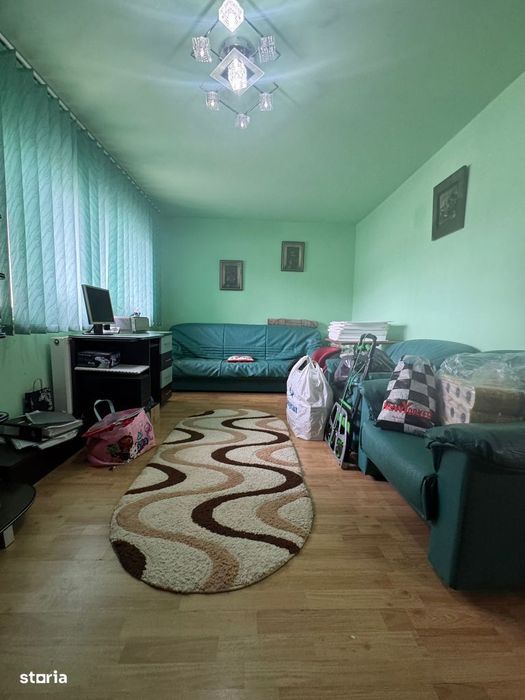 Apartament cu 2 camere, localizat în zona de jos a orașului.