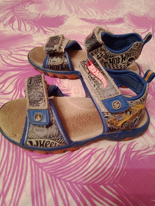 Сандалии Хотвилс 26 размер 2000тг