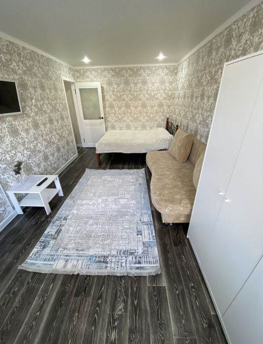 Часы 2000 тенге. 1-но комнатная в центре. Смарт