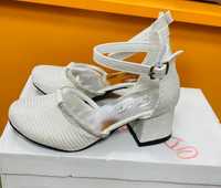 Нови модели обувки на ток
Черно-26,27,28,29,30,31,32,33,34,35,36
Бяло-