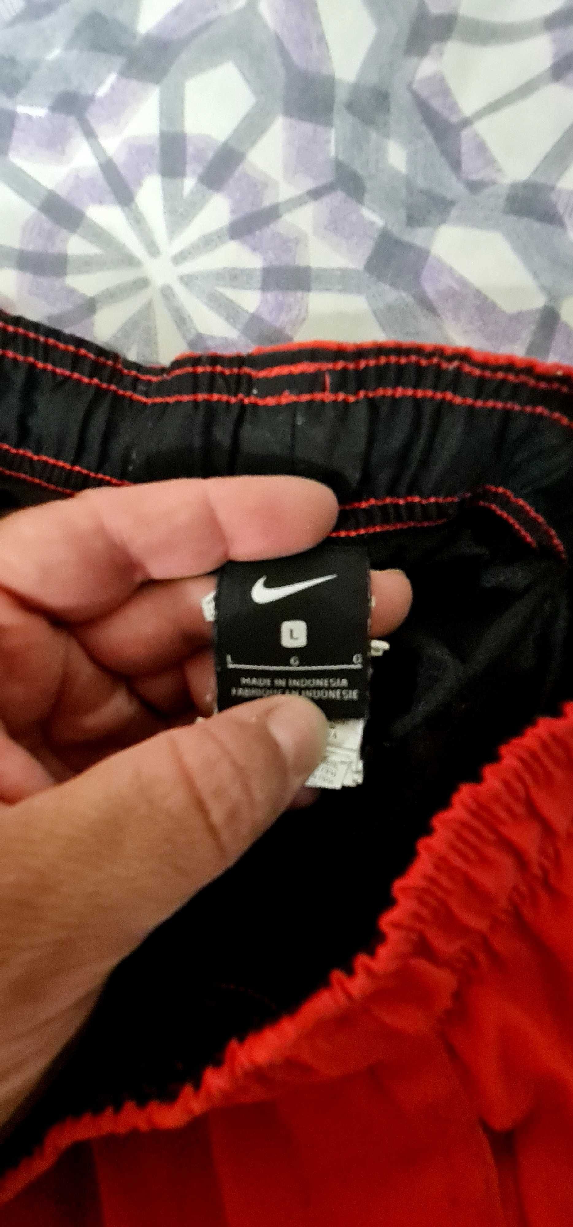 Къси панталонки Nike, обувани два пъти ,като нови са.