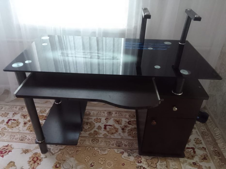 Стол для компьютера и тумбочка