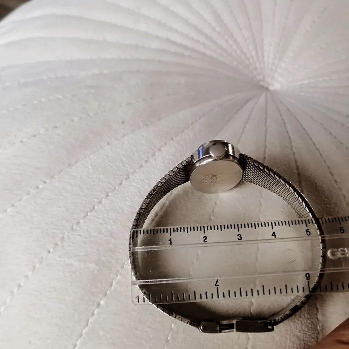 Сребърен, механичен часовник.