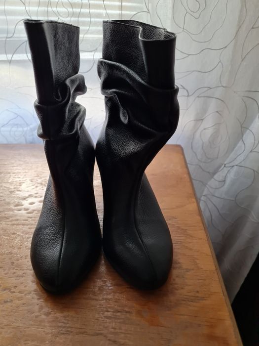 Vând cizme din piele moale făcute la comanda mărimea 37 noi nouțe
