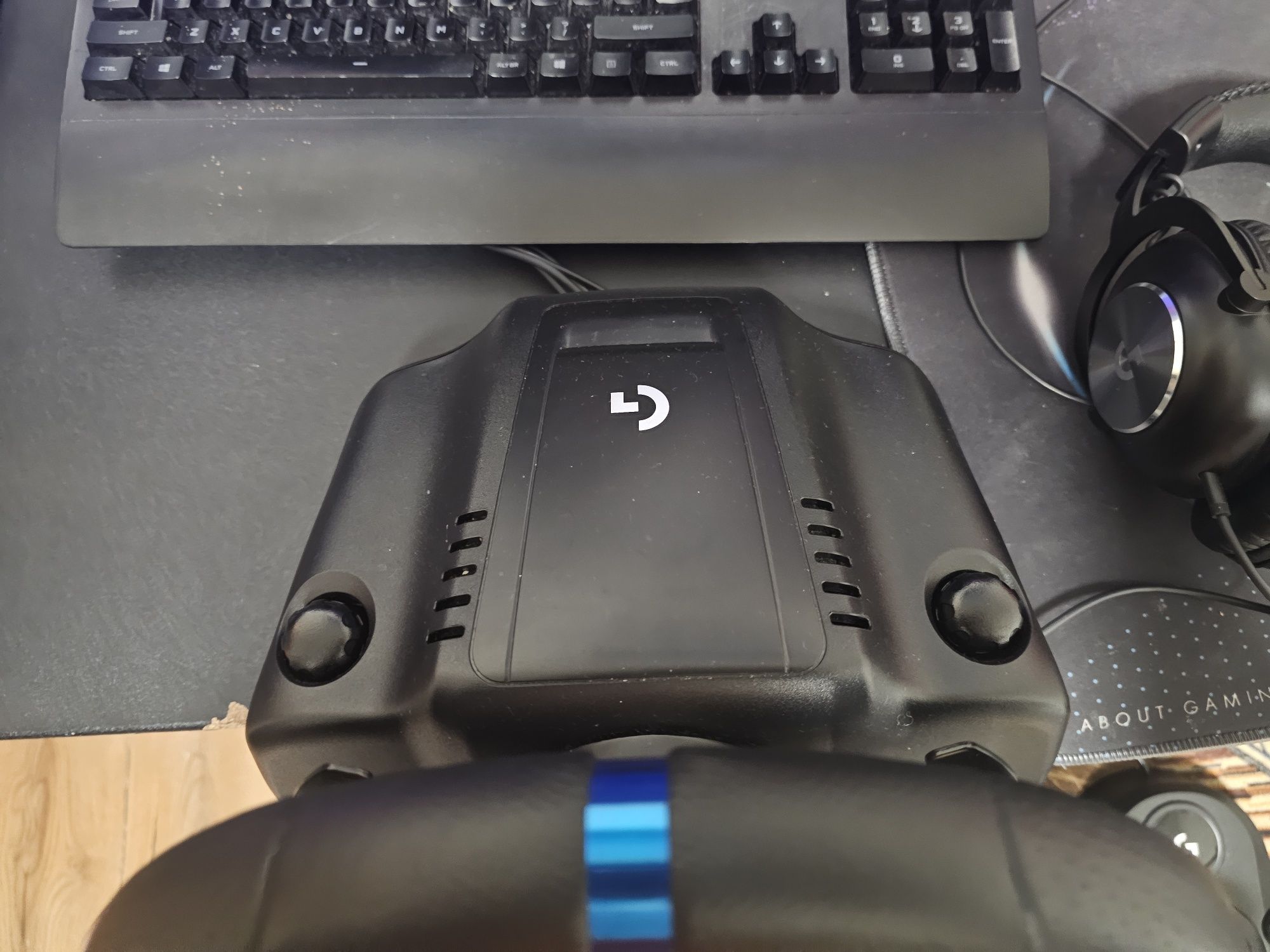 Logitech G923 cu pedale + schimbător cu garanție, stare bună
