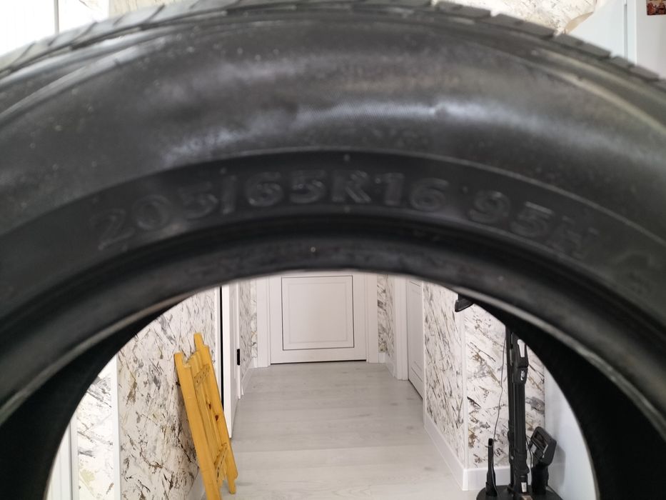 Продается шины 16-го размера.