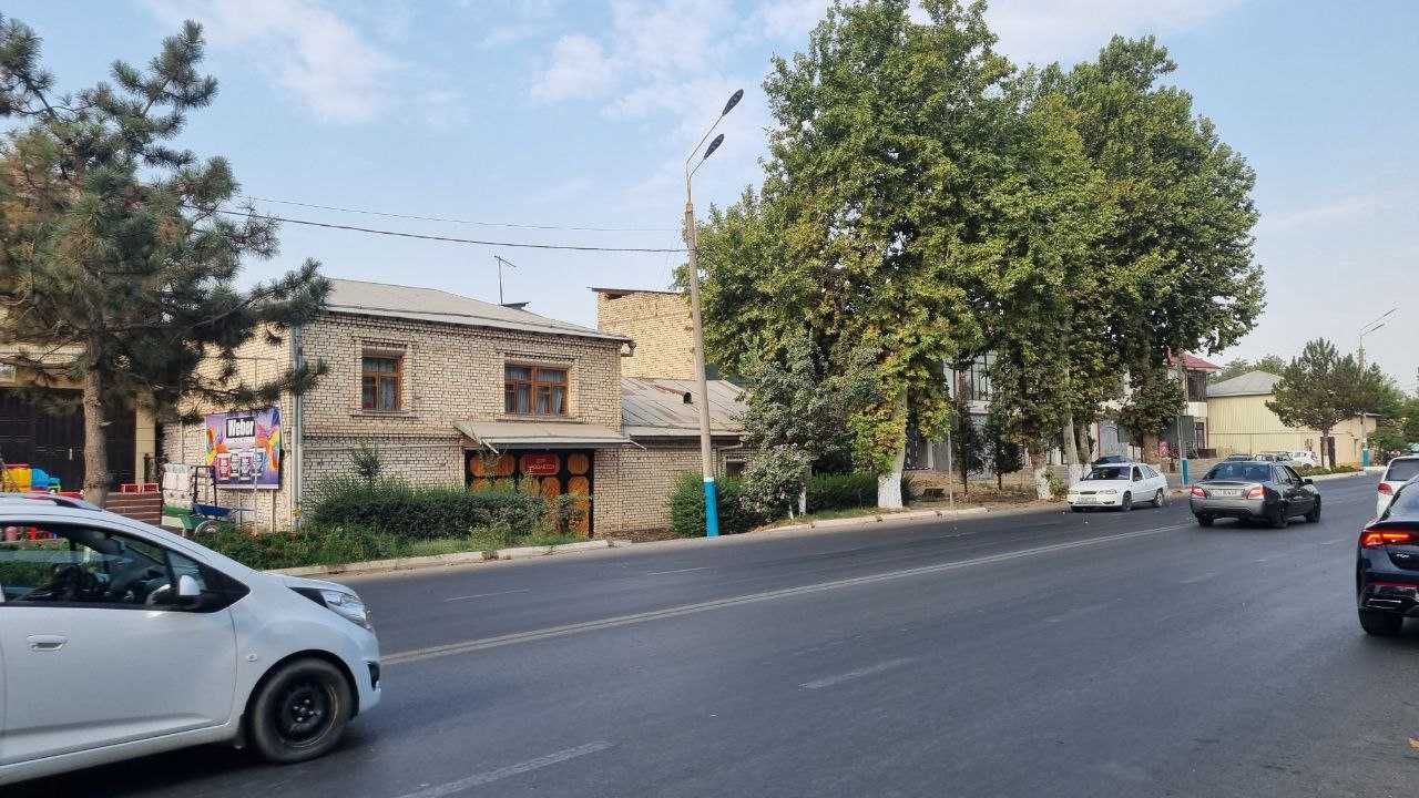 Дом в Центре Янгибазара ( Участок для офиса, магазина, отеля, кафе)