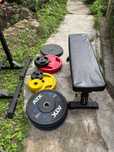 Set Greutati de 148 Kg + Banca + Bara de 20 Kg