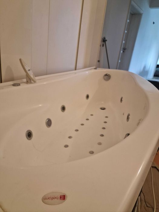 Cada baie 170/100 cu hidromasaj si cromoterapie.