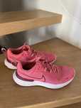 adidasi Nike roz