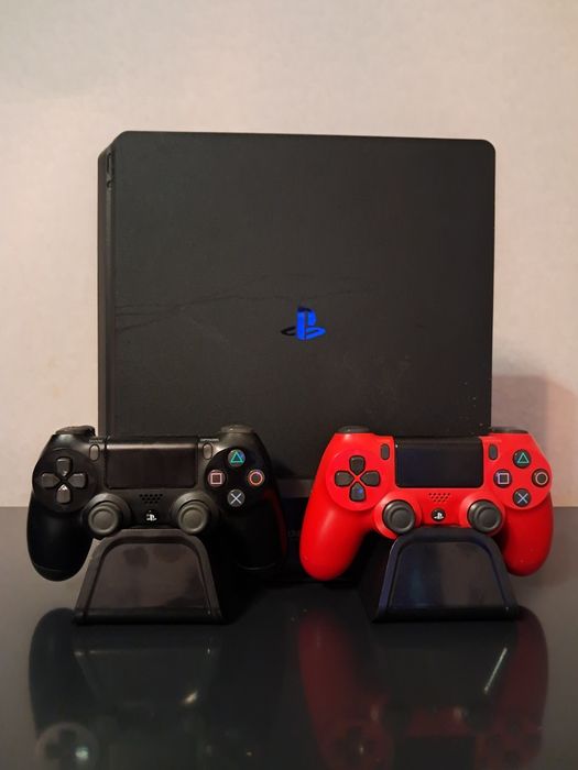 Продам PS4 в отличном состоянии
