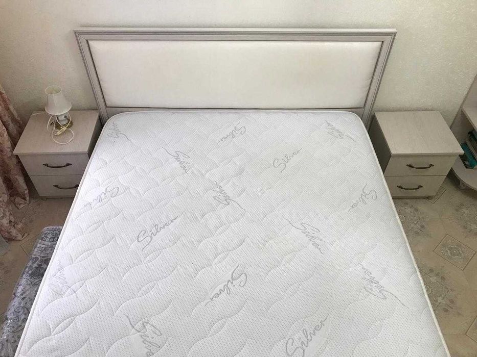 продается кровать, тумбы в подарок