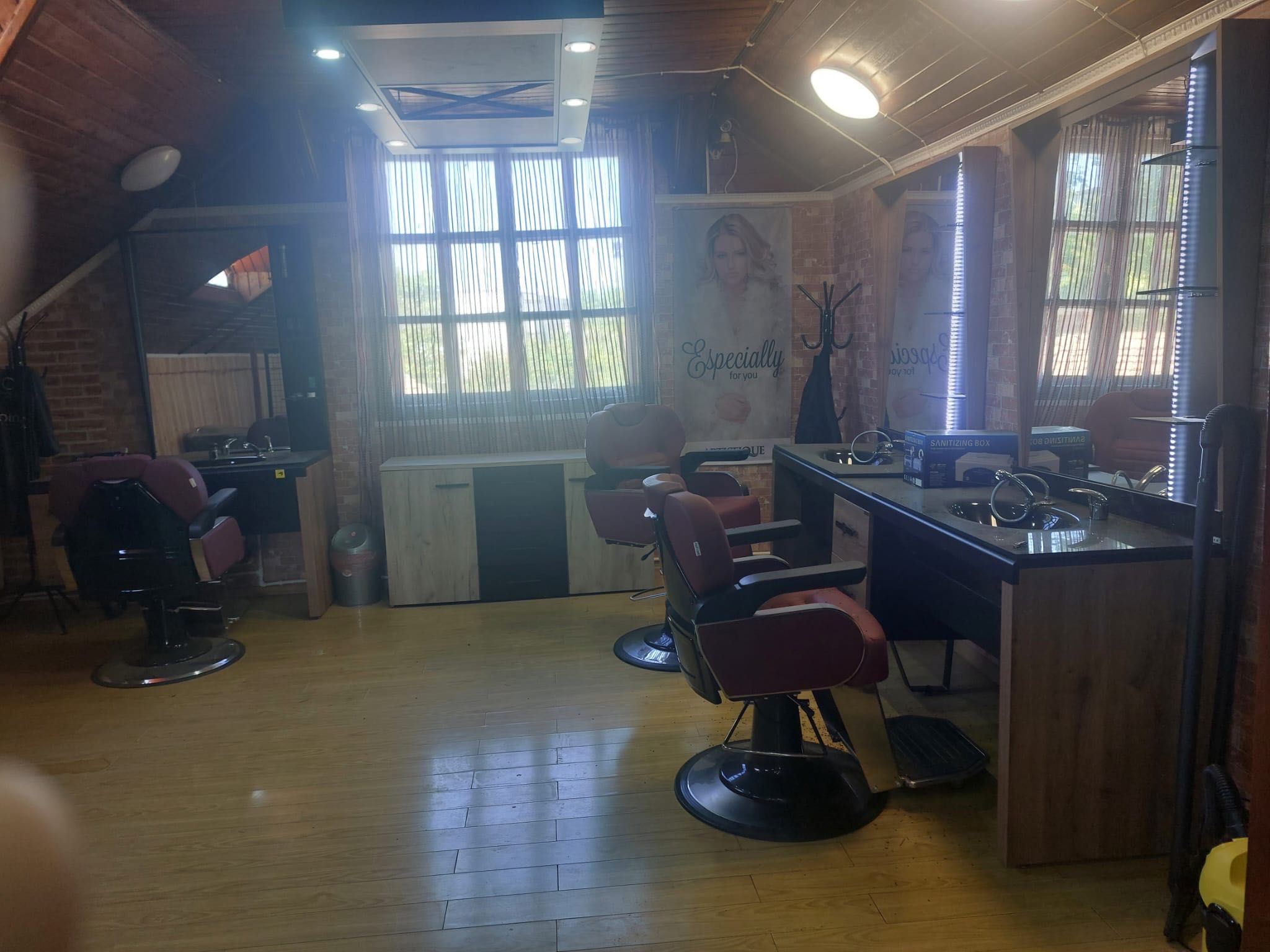 Mobilier si aparatura complet barber shop