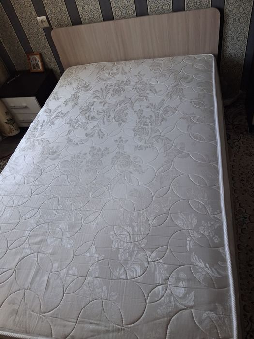 Кровать с матрасом