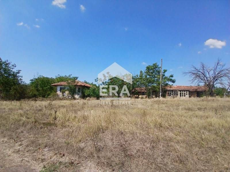 Ексклузивно! Двуетажна къща за ремонт за продажба с ток и вода, село О