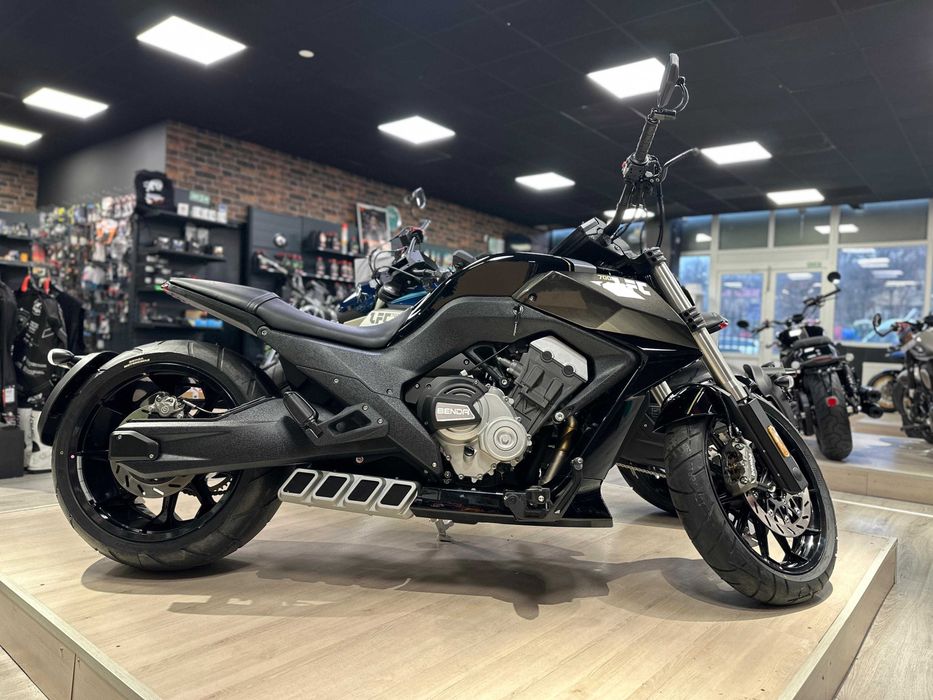 Motocicleta Benda LFC 700 (676cc, 80cp, 4T-4 in linie, roata  310mm)