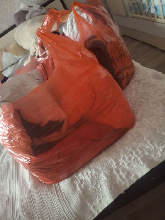 Отдам вещи куртки шапочки