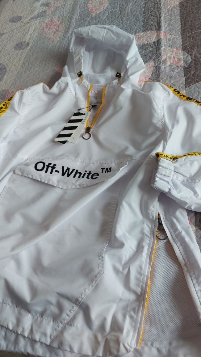 Geacă anti-vânt Off White albă cu dungi galbene cu etichetă