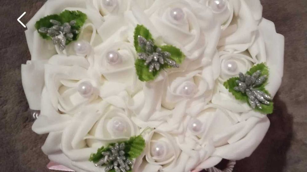 украса от изкуствени цветя в розова кутия