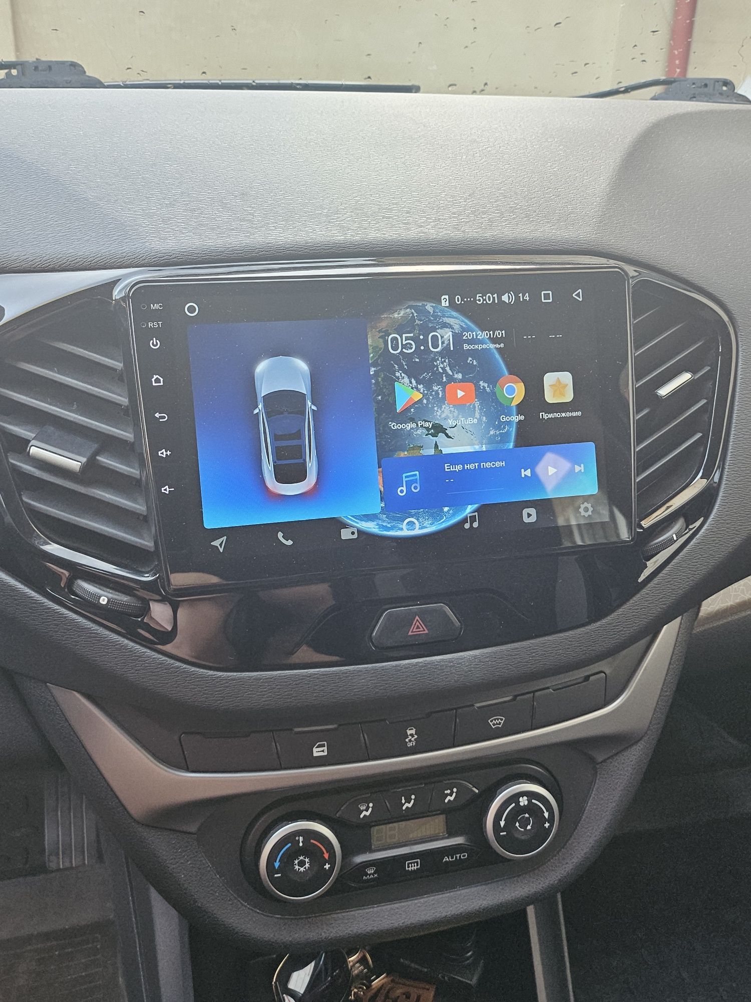 Продаётся серебристая LADA VESTA SW 2018