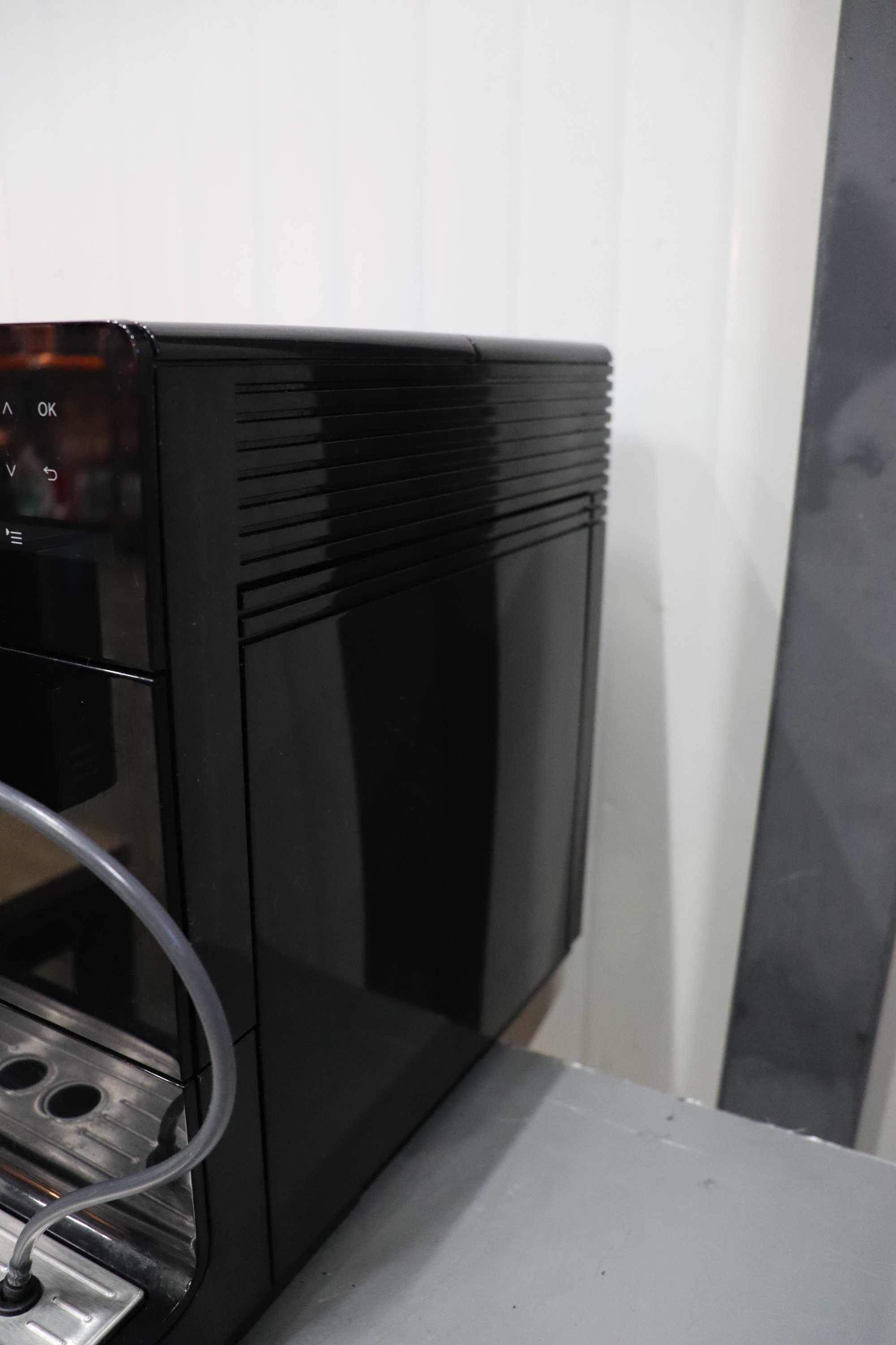 Автоматична кафемашина Miele CM5 OneTouch for Two, AromaticSystem