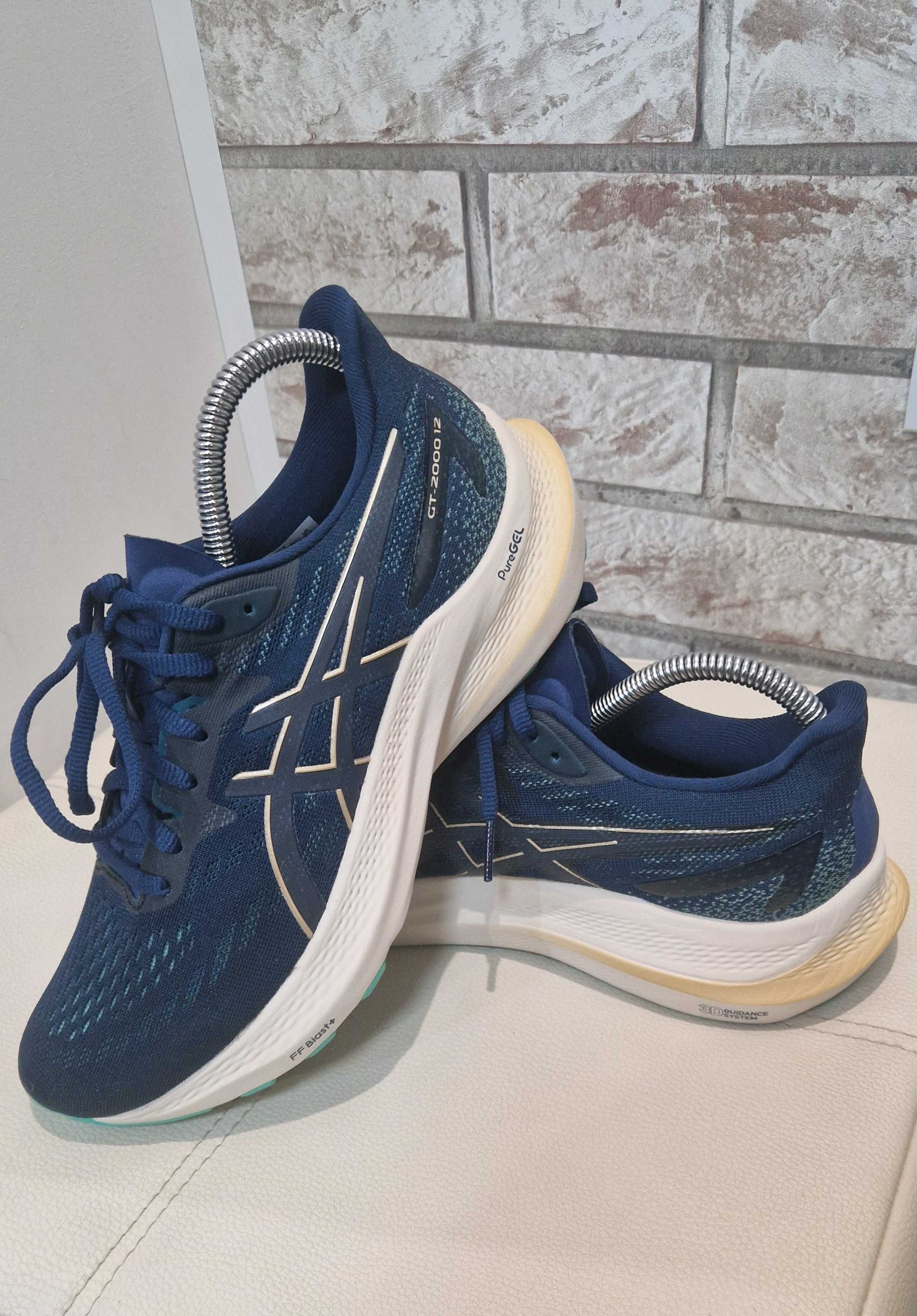 Оригинални дамски маратонки- Asics 2000