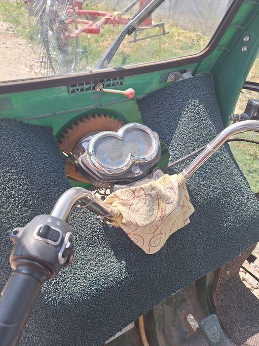 Vând triciclu cu semi cabină