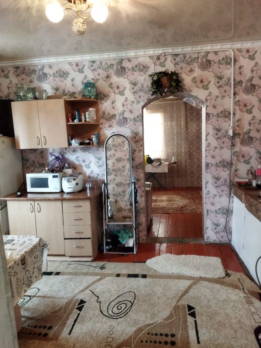 Продам дом теплый, светлый, 4 комнаты, гараж, хоз постройки 6 соток .