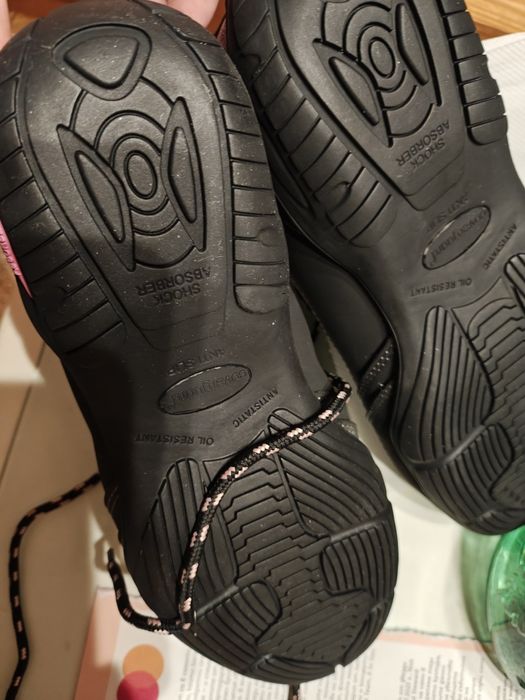 Продавам  НОВИ safety обувки.Номер 37.