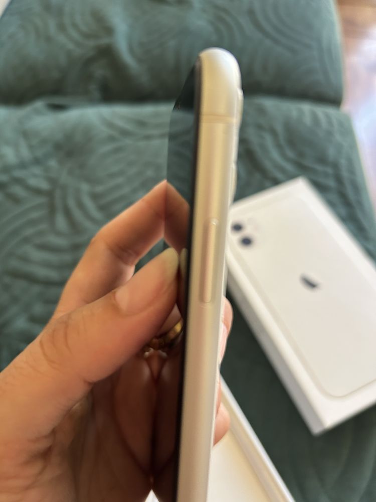 iPhone 11 бял 64 GB продава се с кутия и кабел
