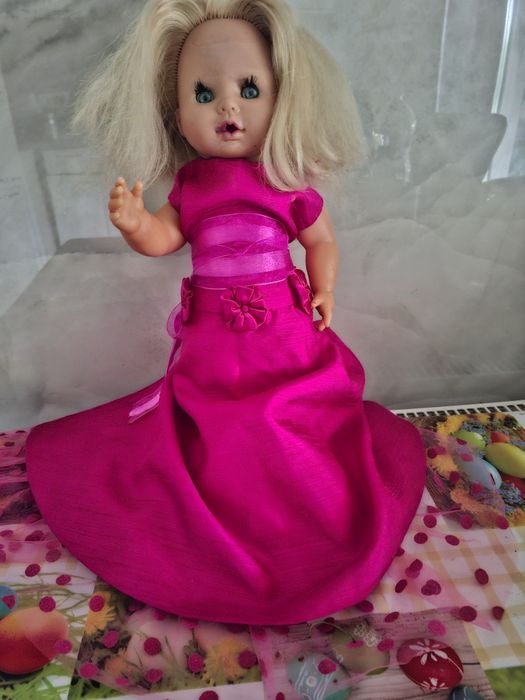 Papusa blonda 45 cm imbracata în rochie roz