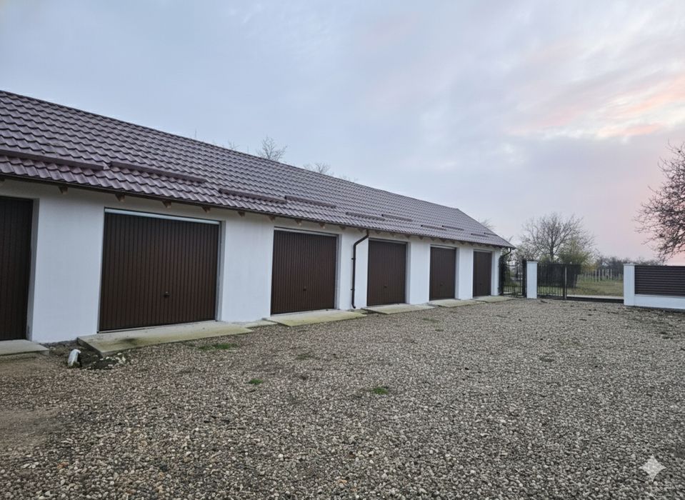 Ofer sper inchiriere spatiu pentru autoturisme in garaj.