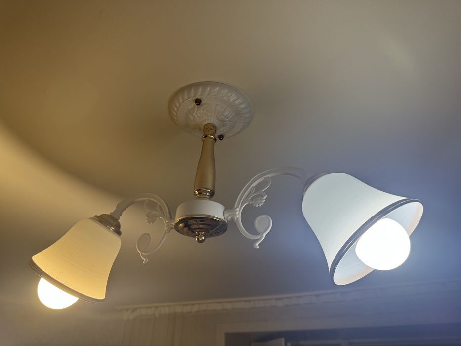 Продам двух рожковую люстру