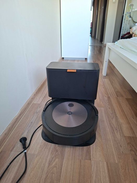 Робот прахосмукачка с моп iRobot Roomba Combo j5+